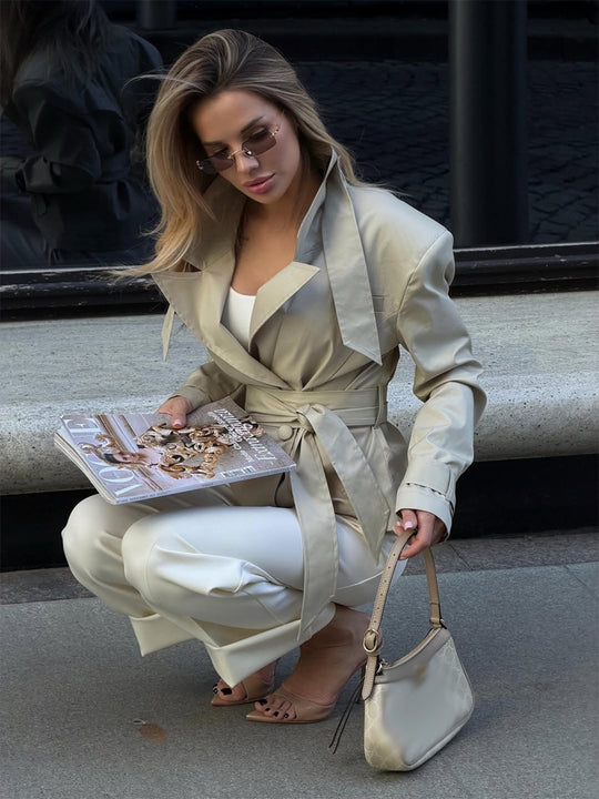 Damen Kurzer taillierter Trenchcoat mit Bindegürtel und sculpted-Shoulder Silhouette Shop Nory