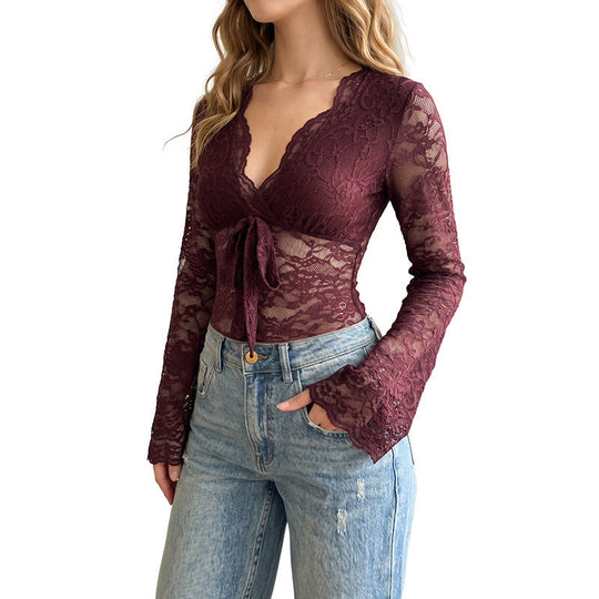 Damen Figurbetontes Spitzen-Longsleeve mit V‑Ausschnitt, Bindebandfront und Trompetenärmeln Shop Nory