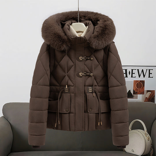 Damen nan kurze gesteppte Kapuzenjacke mit voluminösem Webpelzbesatz, Kordelzugtaillierung und Pattentaschen Shop Nory