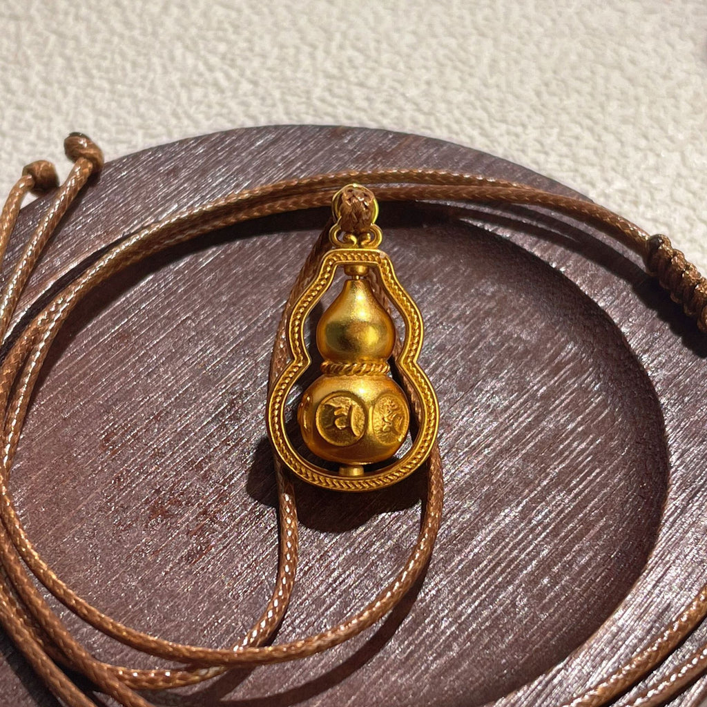 Damen Anhänger-Halskette mit kunstvollem Buddha-Motiv und geflochtenem Lederband Shop Nory