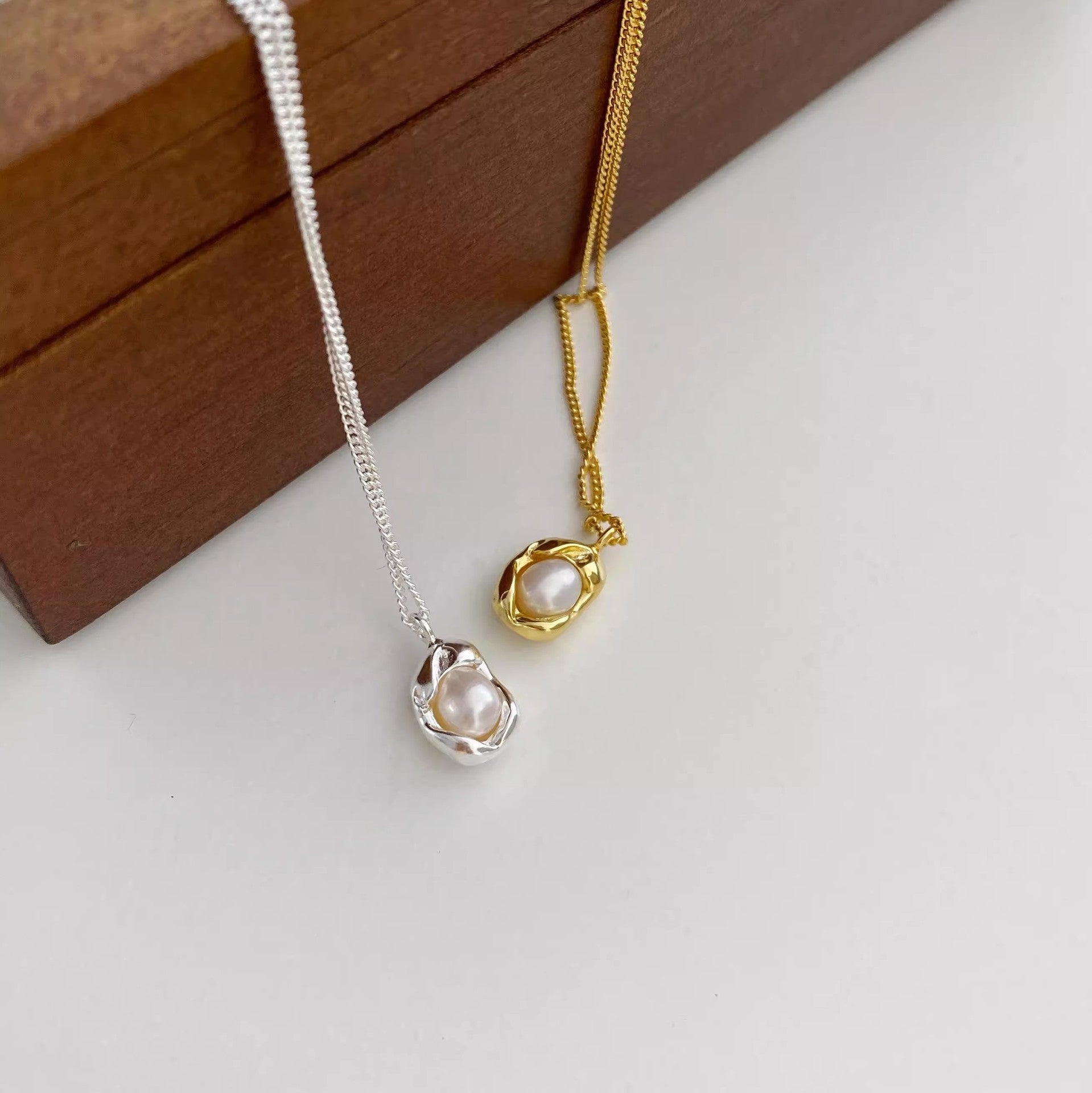Damen Halskette mit hochwertigem Perlenanhänger und modernem Silberdesign Shop Nory
