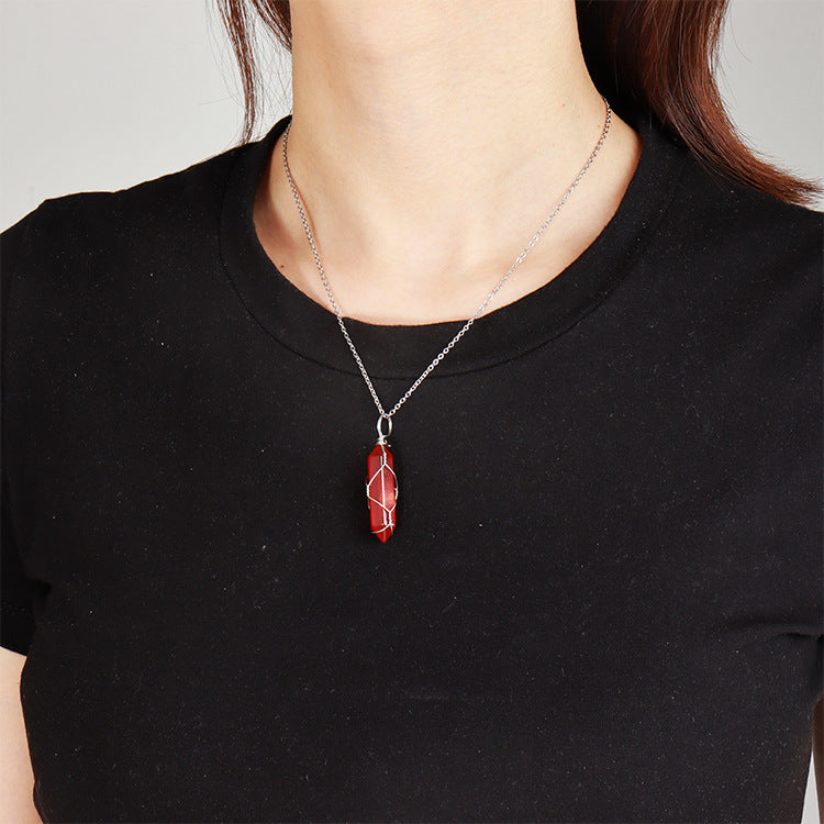 Damen Halskette mit handgefertigtem Karneol-Anhänger und goldfarbener Drahtwickelung Shop Nory