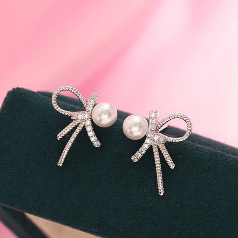 Damen Ohrstecker mit elegantem Schleifenmotiv und Perlenakzent Shop Nory