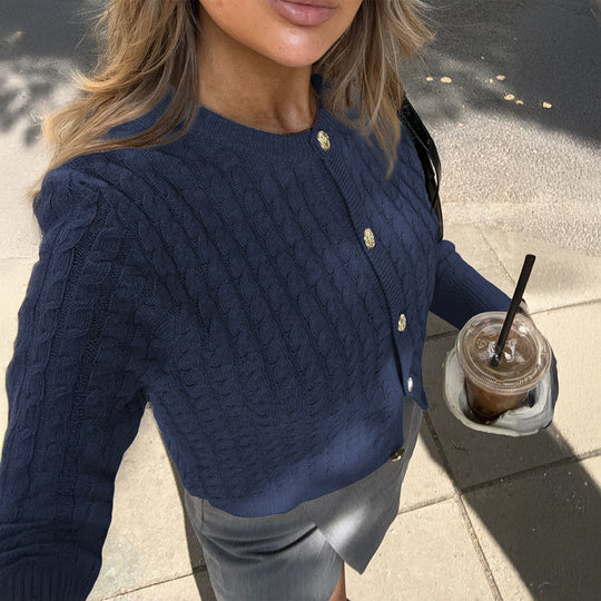 Damen nan cropped Zopfstrick-Strickjacke mit dekorativen Medaillonknöpfen und Rundhalsausschnitt Shop Nory
