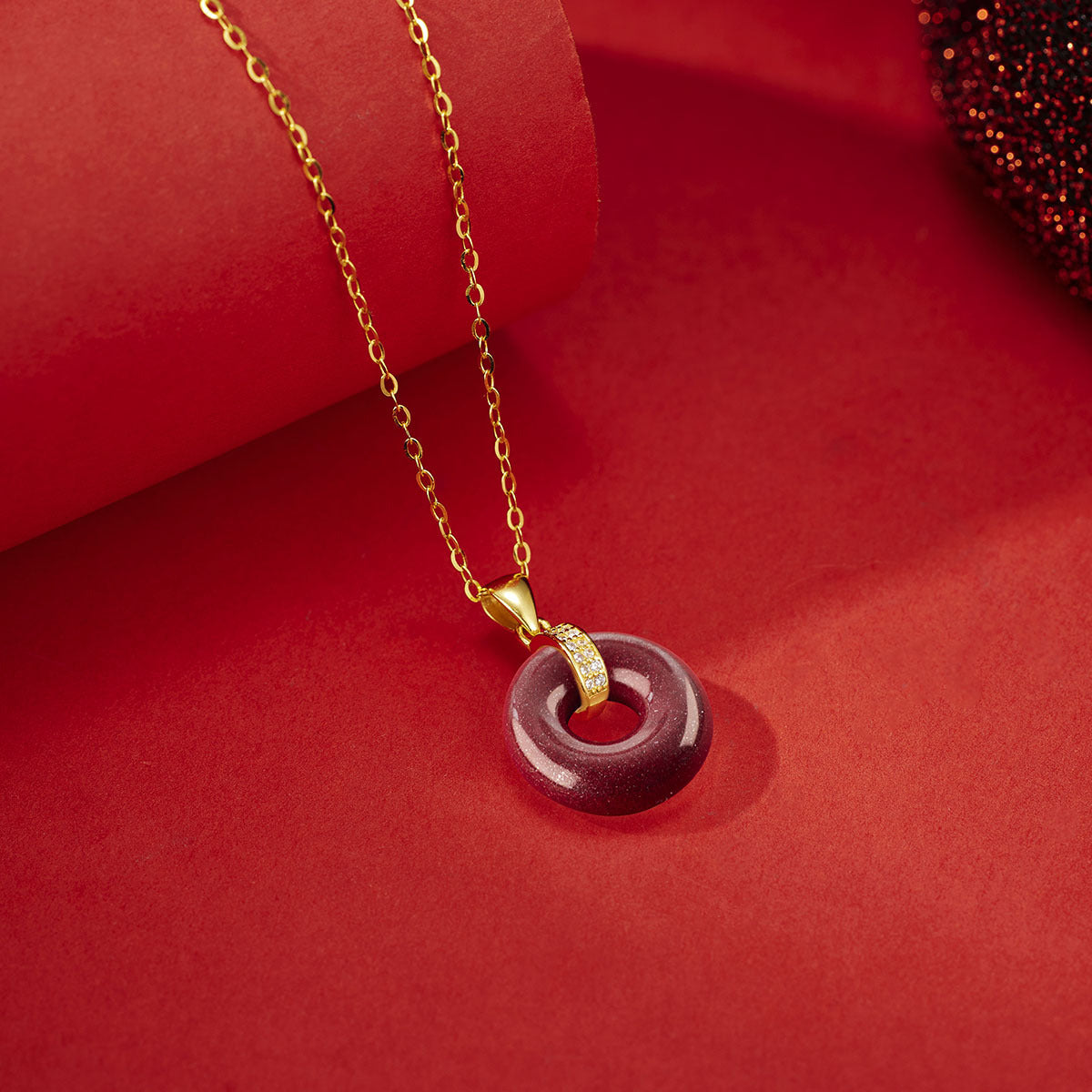 Damen Halskette mit stilvollem Anhänger aus Goldschimmer Shop Nory