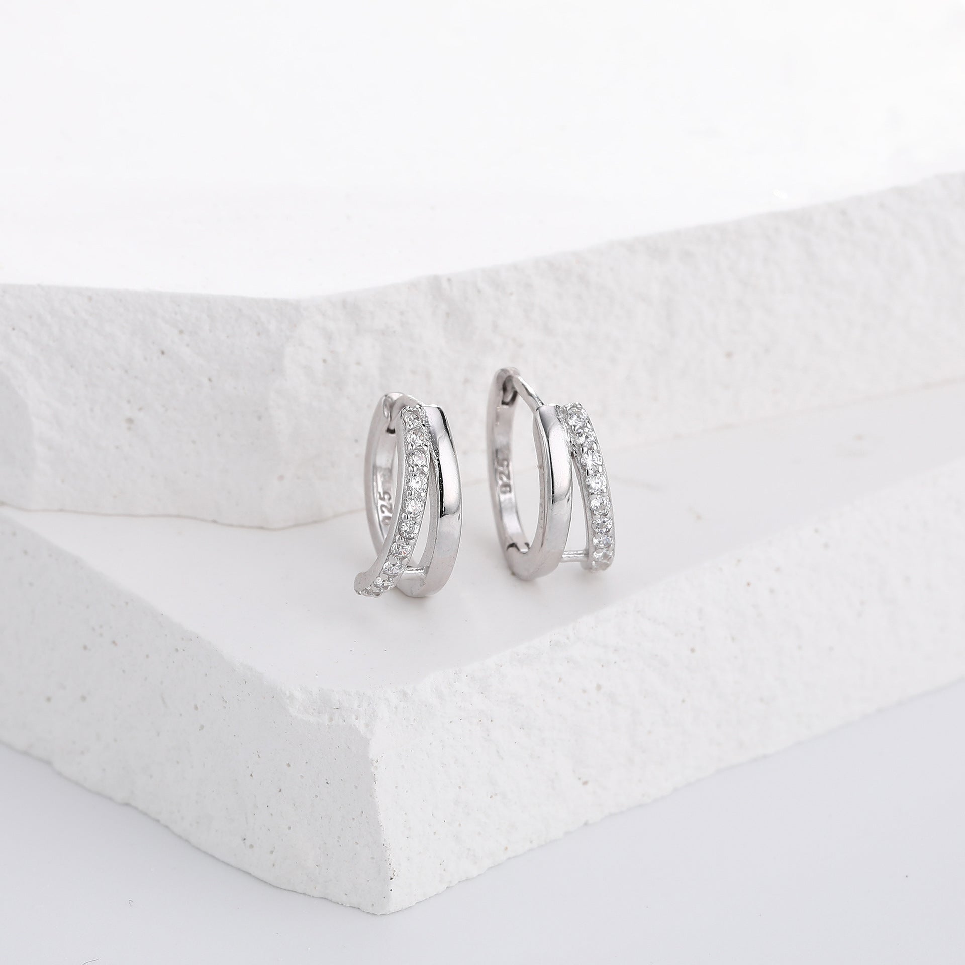 Damen Ohrstecker mit funkelnden Zirkon-Elementen in hochwertiger 925 Sterling Silber-Fassung Shop Nory