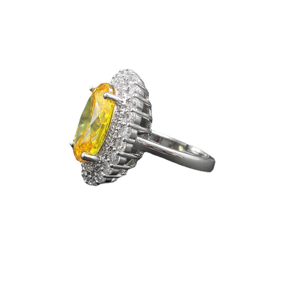 Oval Halo Cocktailring mit großem facettiertem Zentralschmuckstein und doppeltem Pavé-Zirkonrand