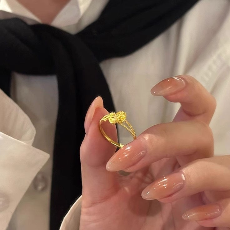 Damenring mit filigranem Rosenmotiv und hochwertiger Oberflächenverarbeitung Shop Nory