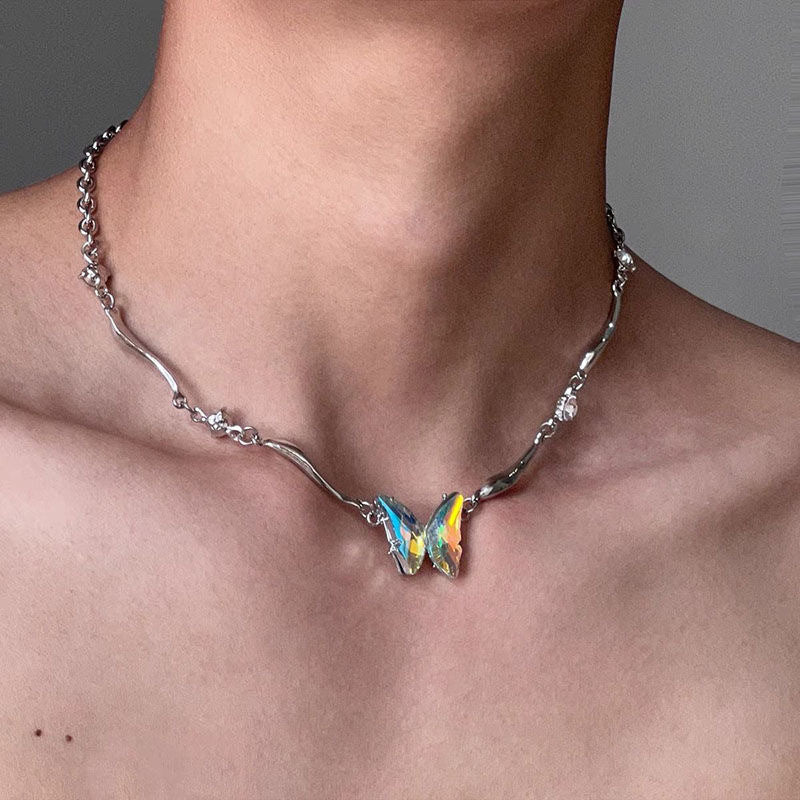 Damen Halskette mit funkelndem Schmetterlingsanhänger und eleganten Gliederketten Shop Nory