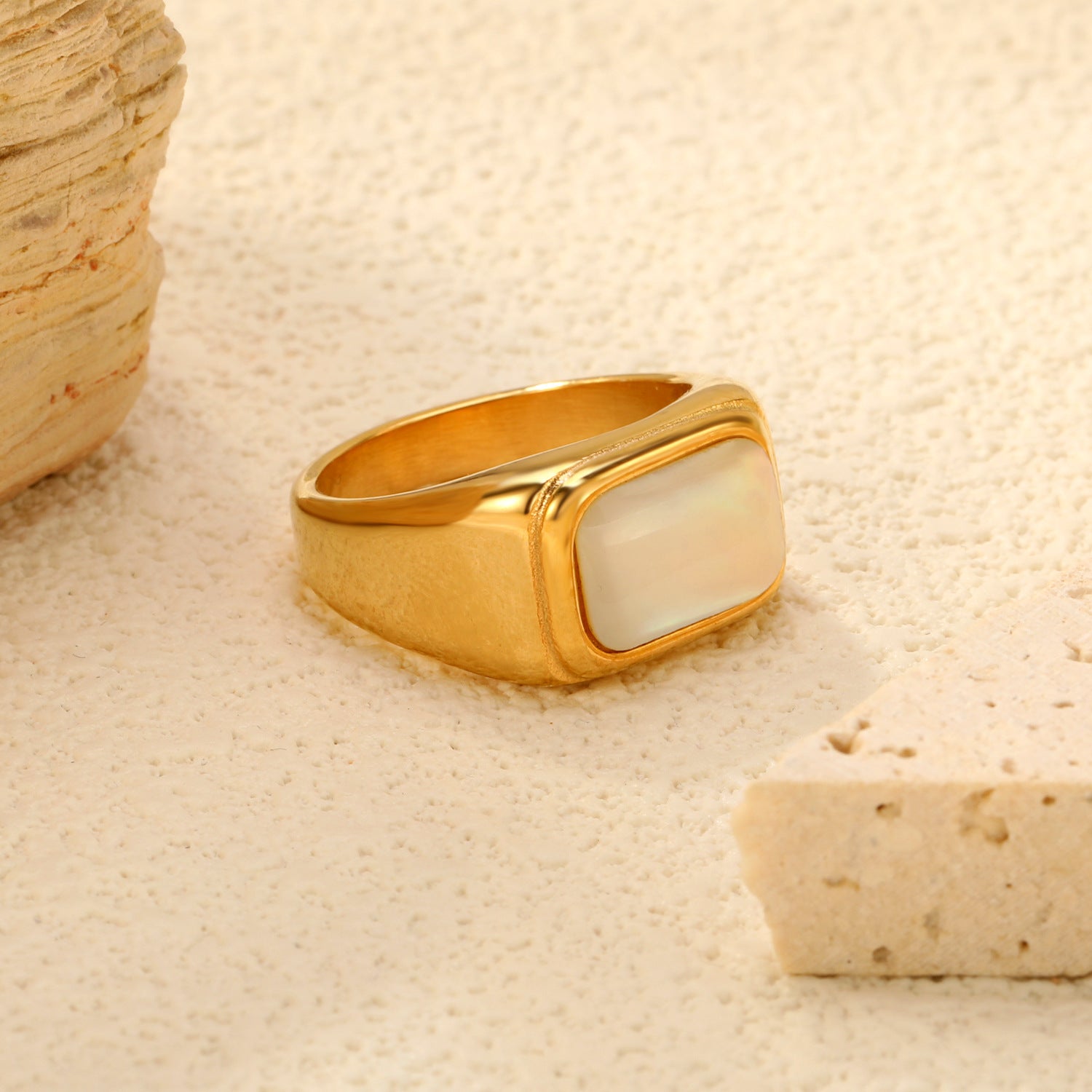 Damen Ring mit einem edlen, quadratischen Perlenanhänger und hochwertiger Goldbeschichtung Shop Nory