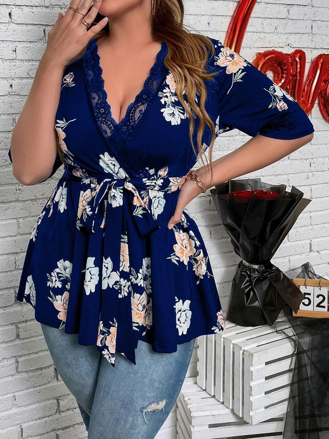 Damen Tailliertes Wickelshirt mit Spitzen‑V‑Ausschnitt und dreiviertel Ärmeln Shop Nory