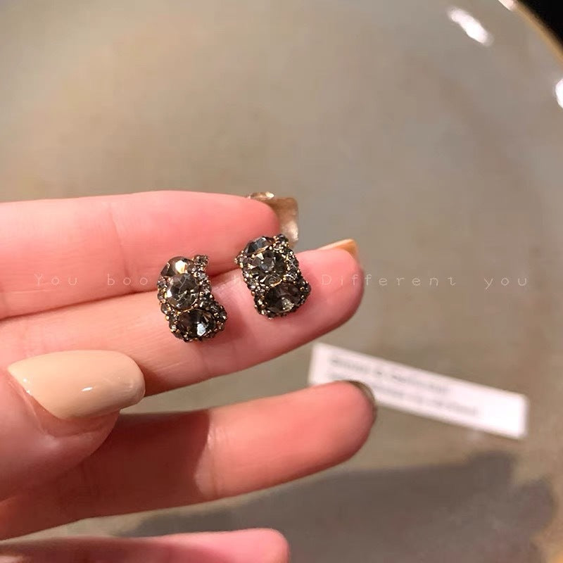 Damen Ohrstecker mit funkelndem Kristalldesign und zierlicher Umrandung Shop Nory