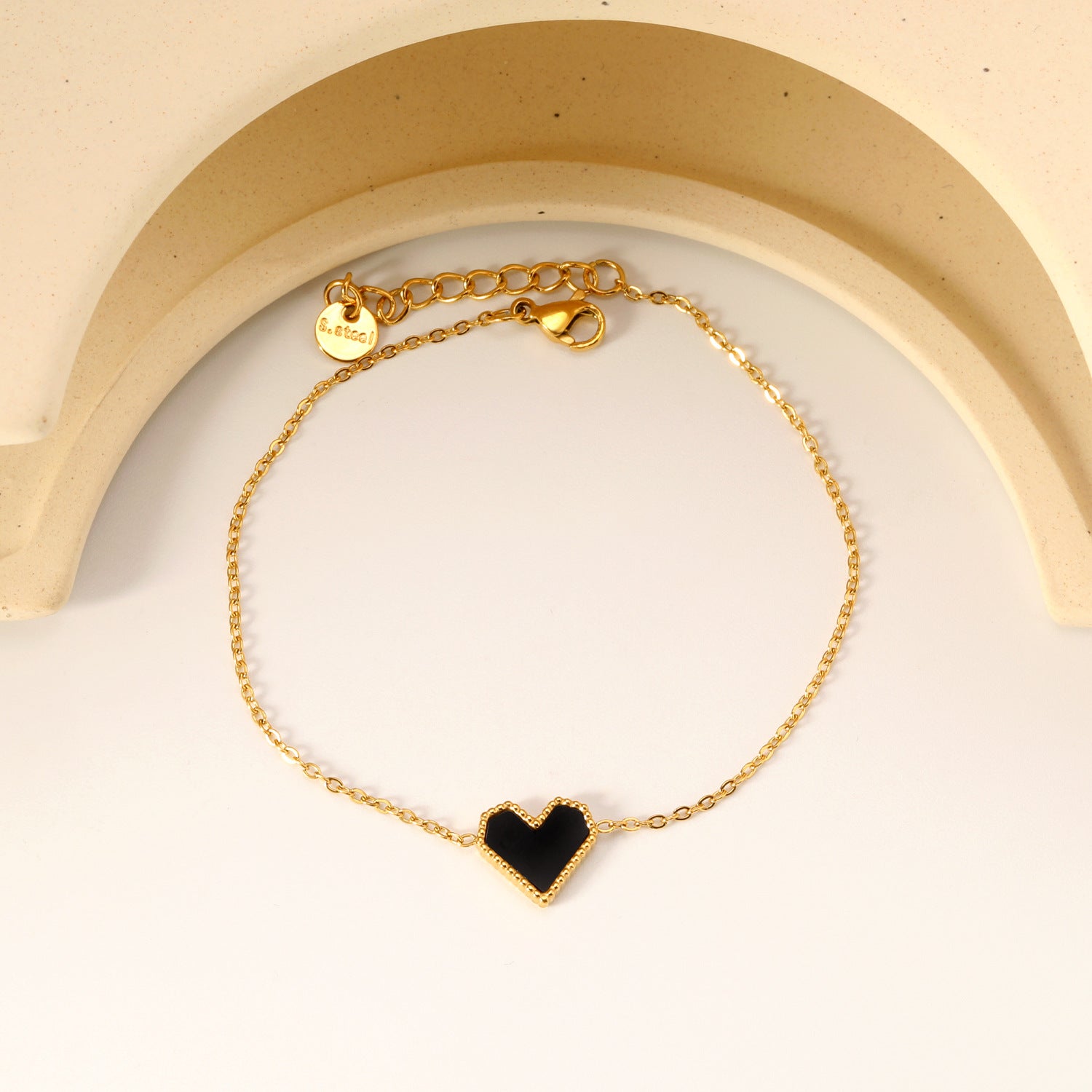 Damen Armband mit herzförmigem Anhänger und feiner Gliederstruktur Shop Nory