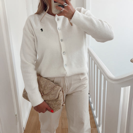 Damen nan kurze Feinstrick‑Strickjacke mit Perlmuttknöpfen, Rundhalsausschnitt und zierlichem Pferde‑Stick Shop Nory