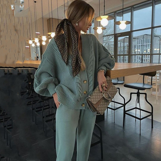 Damen nan kuscheliges Oversize Strickset bestehend aus Zopfmuster Cardigan und taillierter Strick-Jogginghose Shop Nory