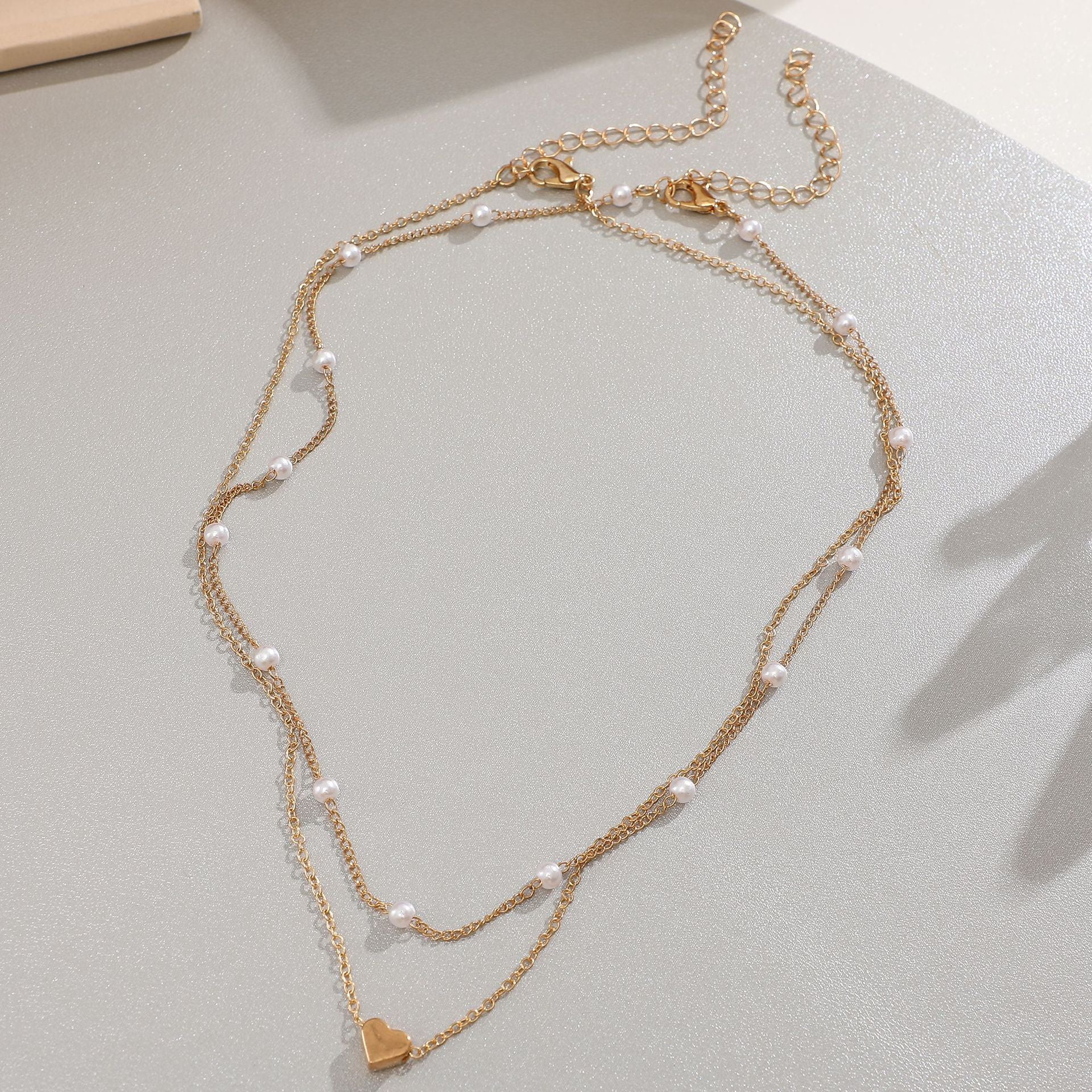 Damen Halskette mit eleganten Perlen und zarten Herzanhängern Shop Nory
