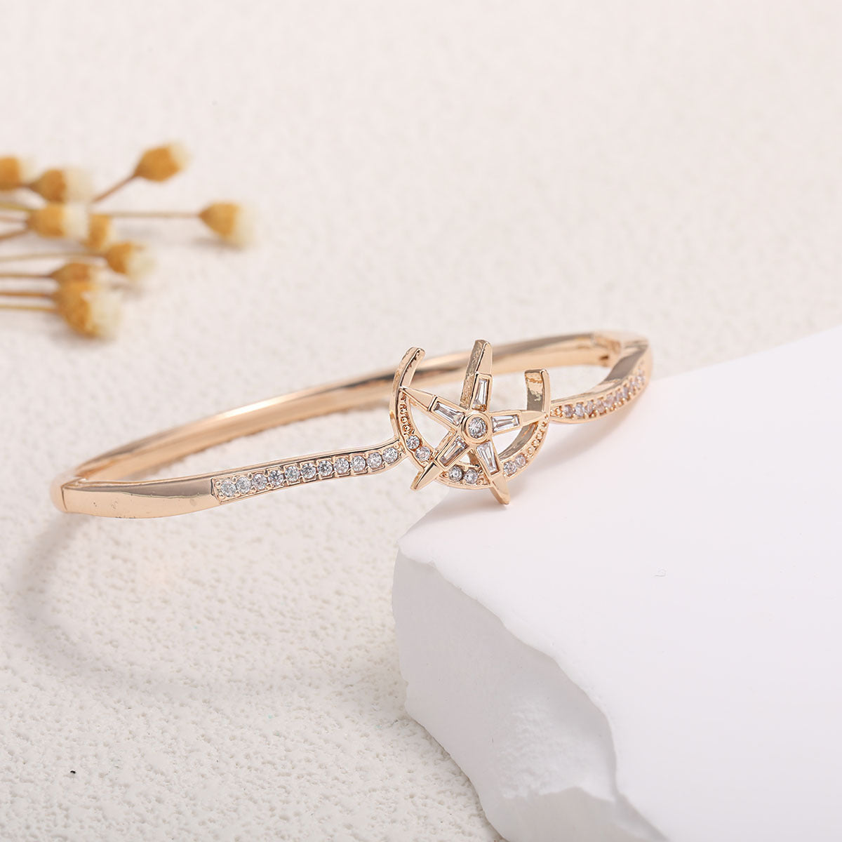 Damen Armreif mit kunstvollem Unendlichkeitssymbol und funkelnden Zirkonia Shop Nory