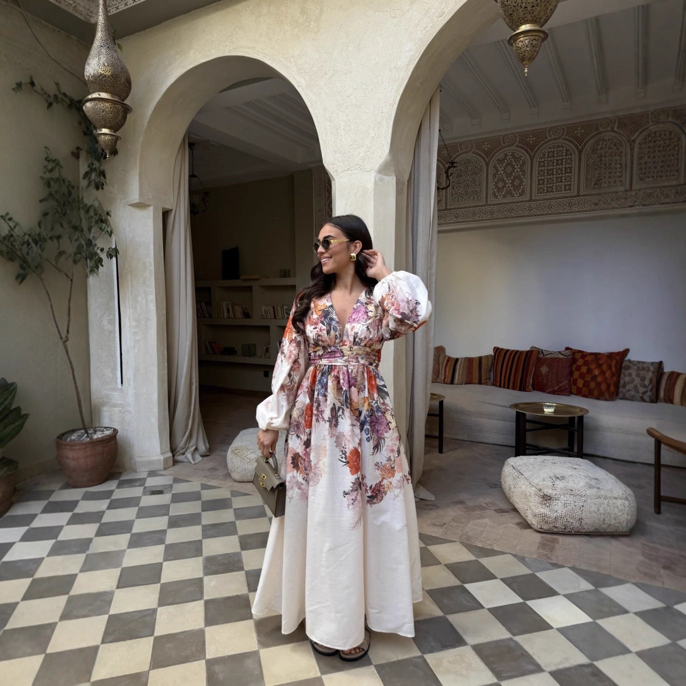 Damen Maxikleid mit floralen Mustern und raffinierten Raffungselementen Shopnory