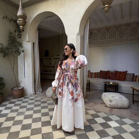 Damen Maxikleid mit floralen Mustern und raffinierten Raffungselementen Shopnory