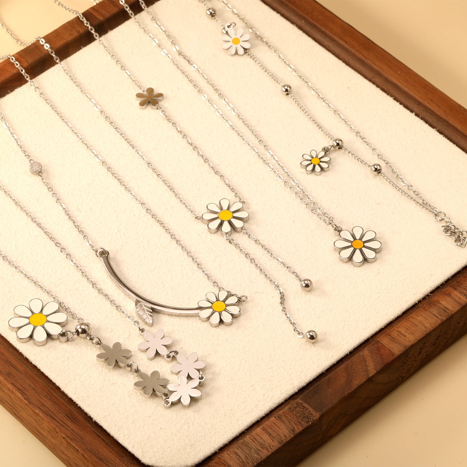 Damen schmückendes Armband mit verspieltem Margaritenmotiv und hochwertiger Edelstahloberfläche Shop Nory
