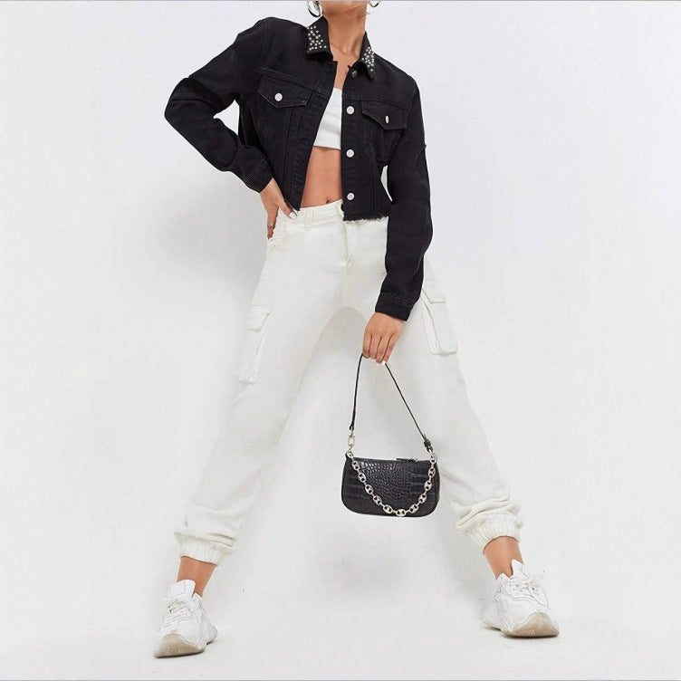 Damen Kurzgeschnittene Denimjacke mit Nietenkragen, ausgefranstem Saum und Pattentaschen Shop Nory