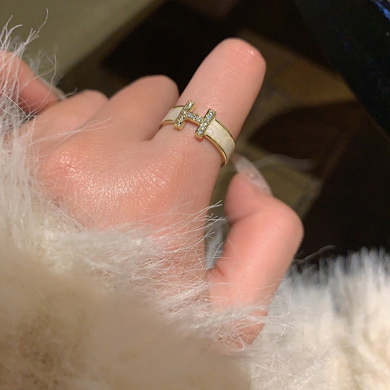 Damen Zierlicher Ring mit modernem Design und funkelnden Akzenten Shop Nory