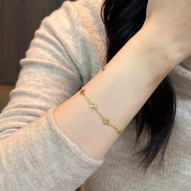Damen feines Schmuckarmband mit filigranem Blütendesign und hochwertiger Vergoldung Shop Nory