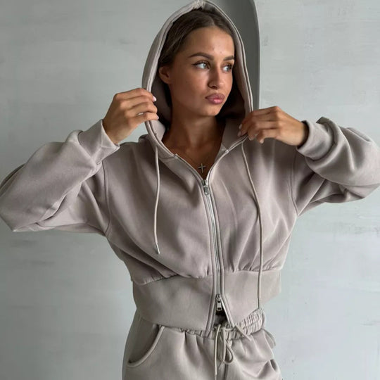 Damen gekürzte Zip-Kapuzenjacke mit formender Taillennaht und relaxed High-Waist Loungehose Shop Nory