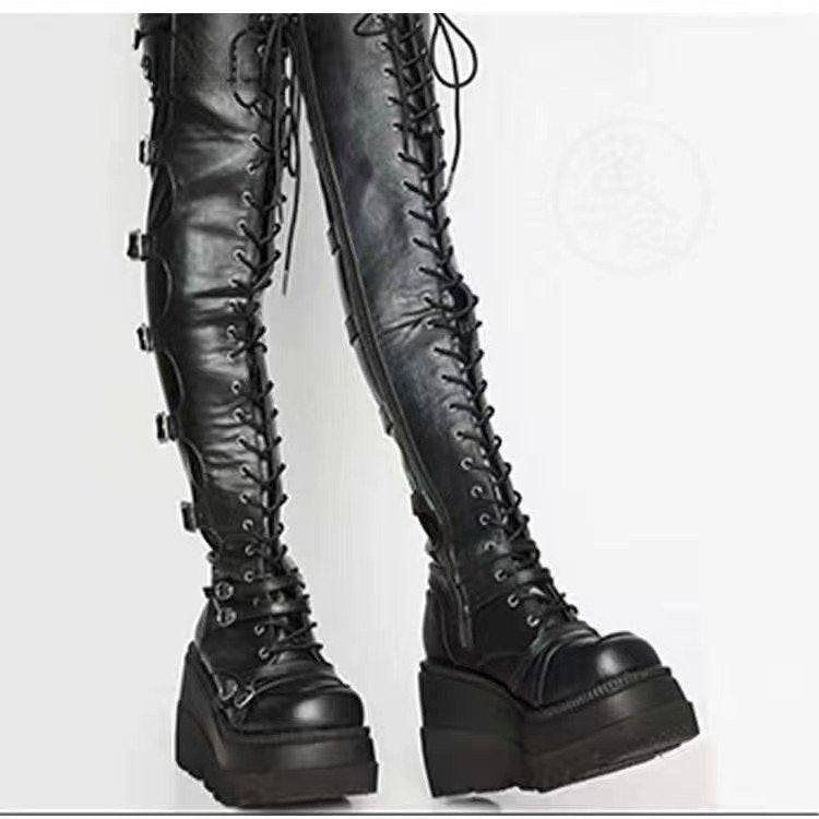 Damen Overknee-Boots im Biker-Stil mit durchgehender Schnürung, Seitenreißverschluss und klobiger Plateausohle Shop Nory