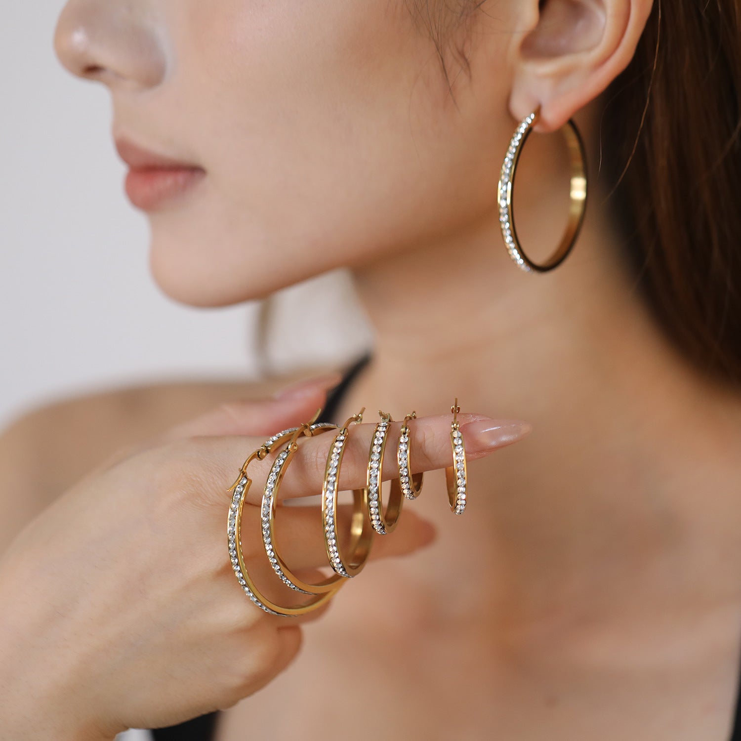 Damen Creolen mit funkelnden Kristallen und hochwertiger Goldbeschichtung Shop Nory