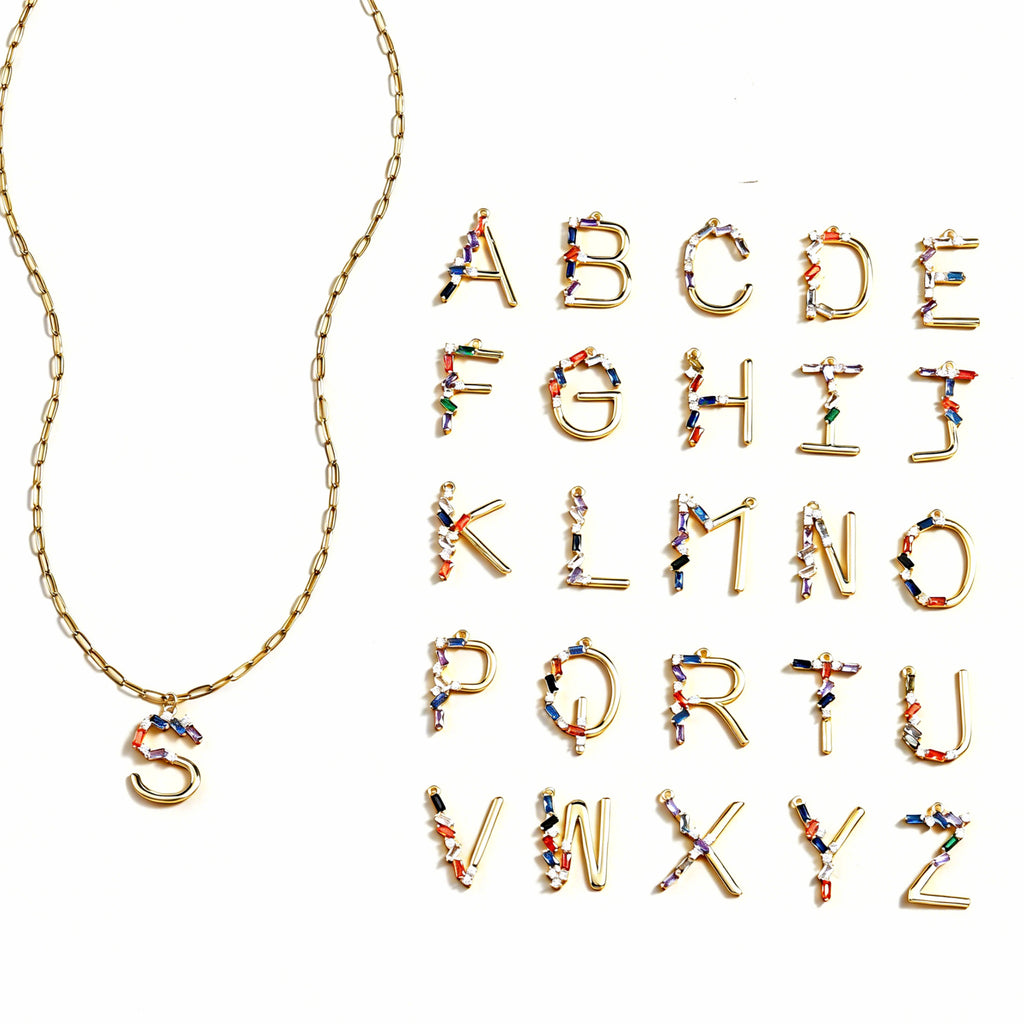 Damen Kettenanhänger mit bunten Buchstaben und funkelnden Kristallen Shop Nory
