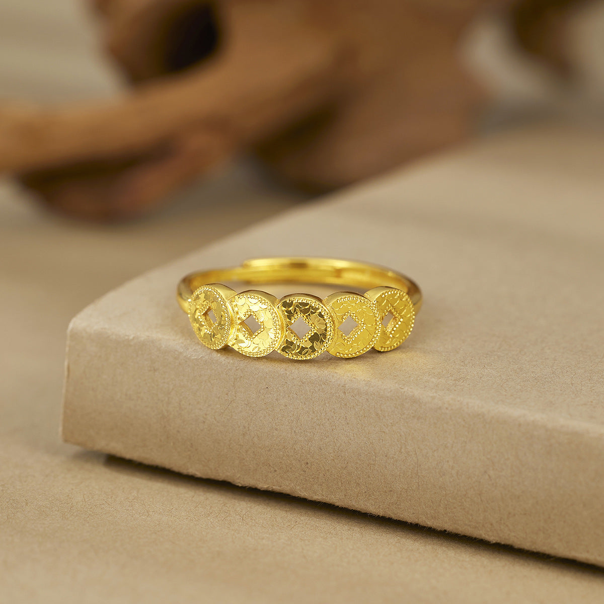 Damen eleganter Ring mit stilvollem Logo-Muster Shop Nory
