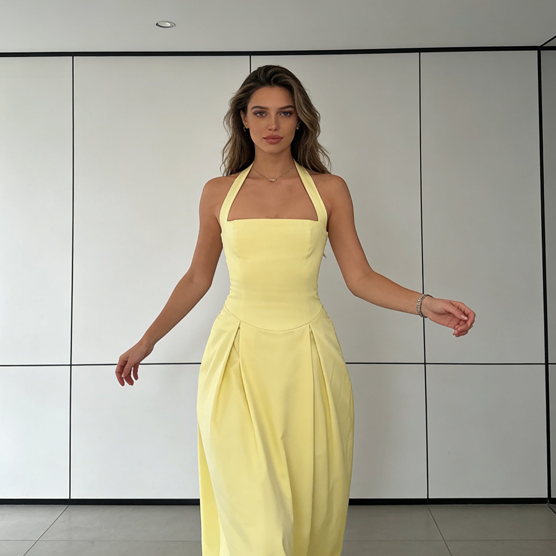 Damen Elegantes Midikleid mit tiefem V-Ausschnitt und stilvollem Faltenrock