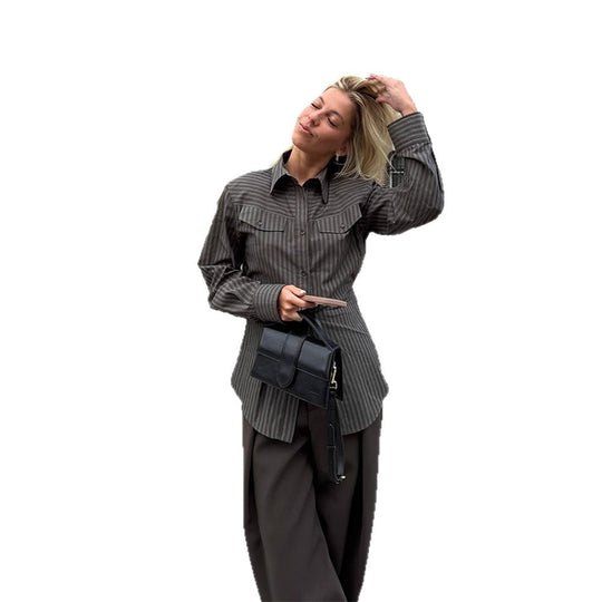 Damen Taillierte gestreifte Hemdbluse mit Brusttaschen und verlängertem Saum Shop Nory