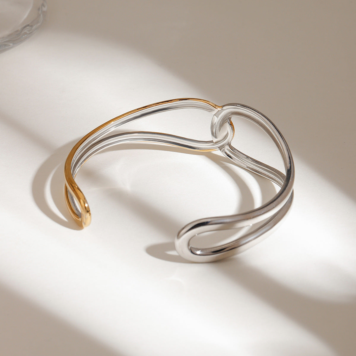 Damen Offenes Armband mit modernem Wickeldesign aus hypoallergenem Edelstahl Shop Nory