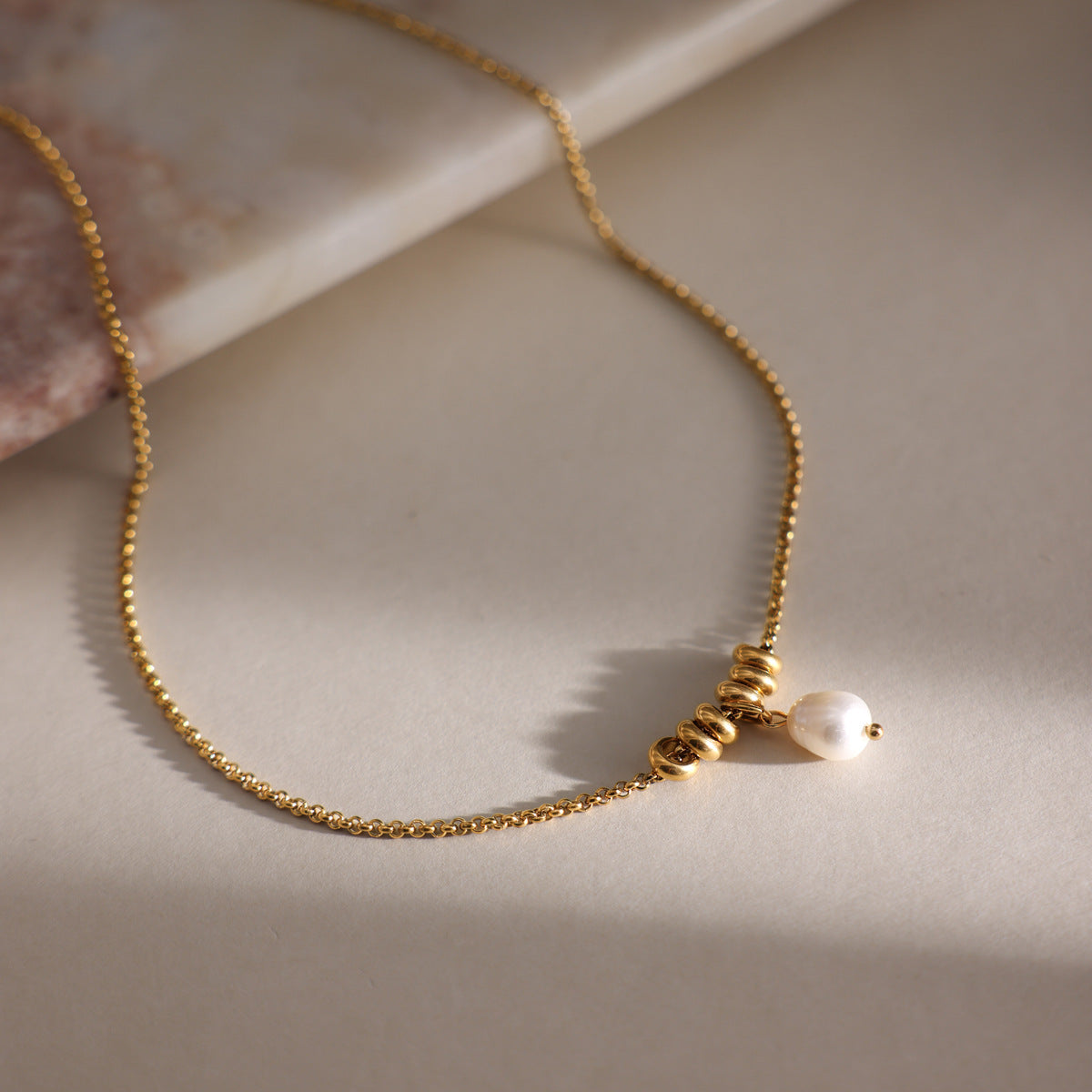 Damen Halskette mit eleganten Perlen und drehbarem Design Shop Nory