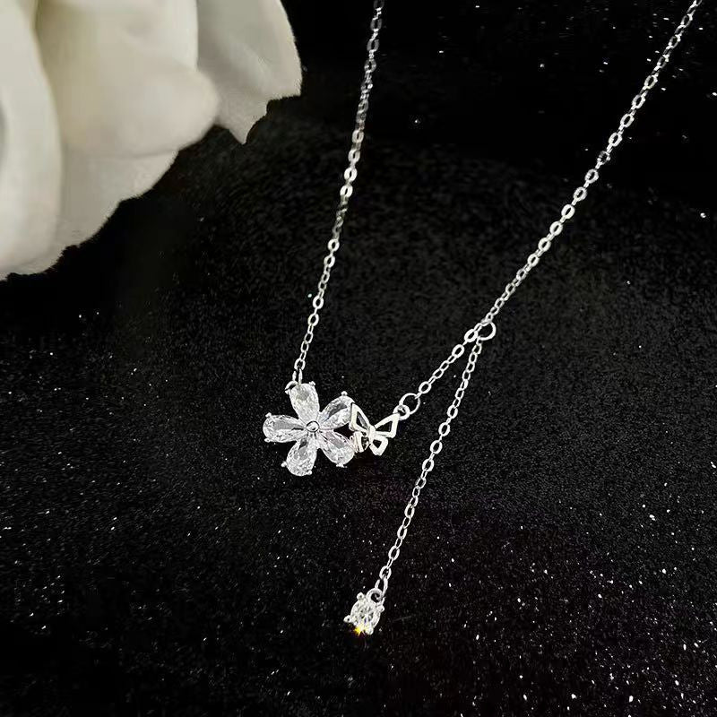 Damen Halskette mit floralen Details und funkelnden Kristallen Shop Nory