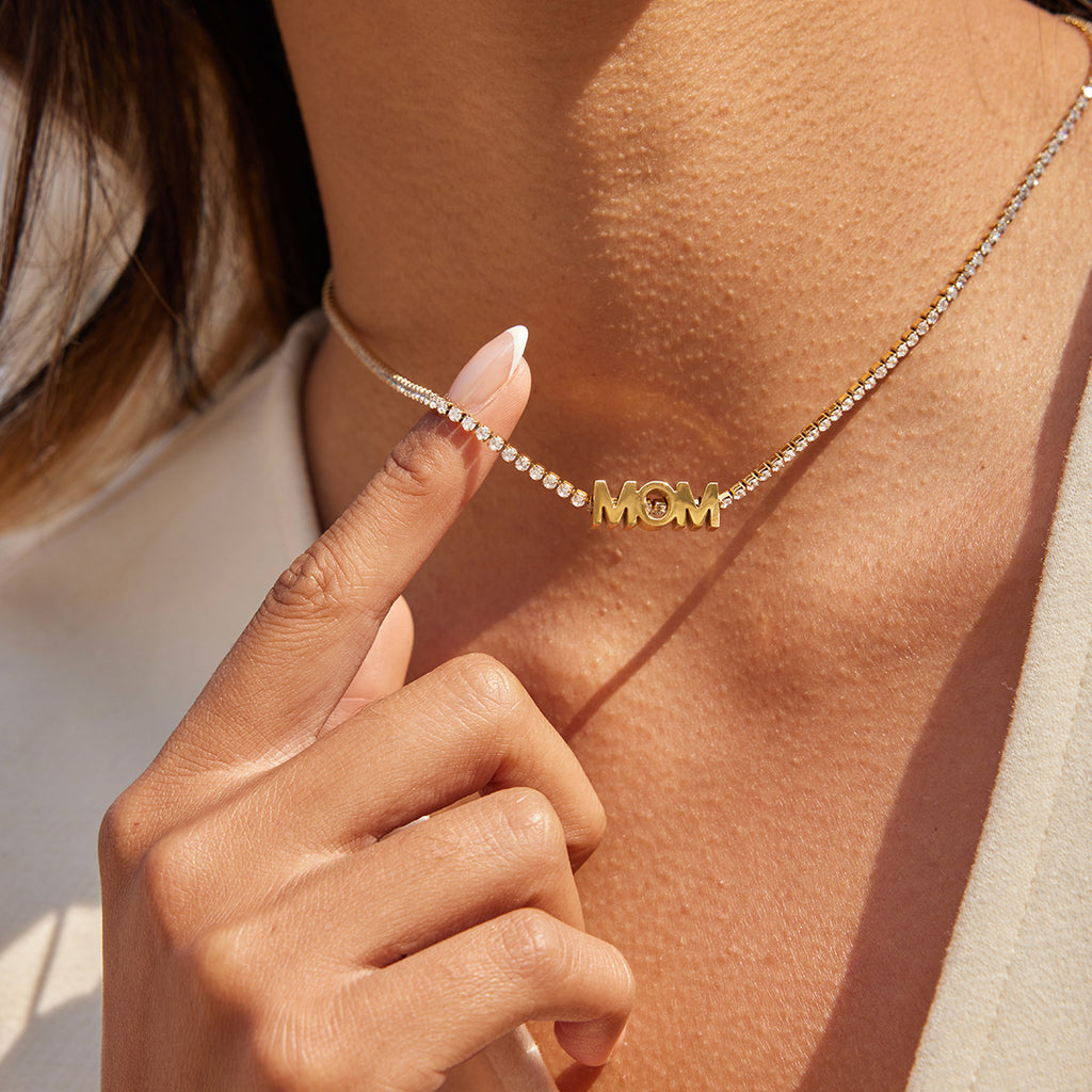 Damen Halskette mit funkelndem "MOM"-Anhänger und verstellbarer Edelstahlkette Shop Nory