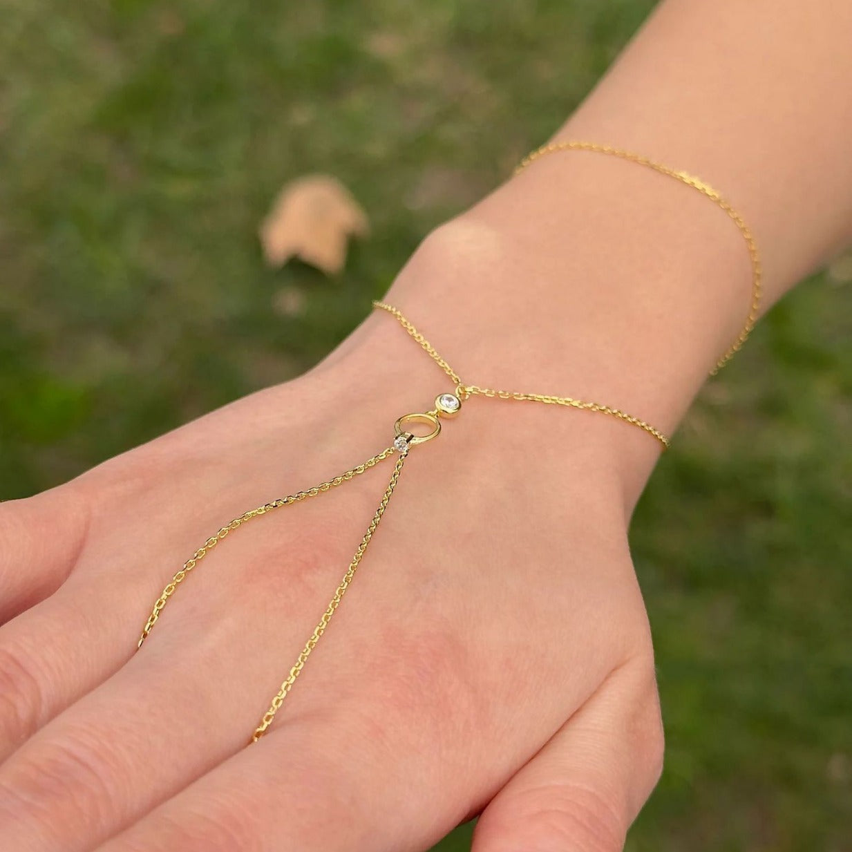 Damen Handkette mit elegantem Wellen-Design und funkelnden Zirkonia-Elementen Shop Nory