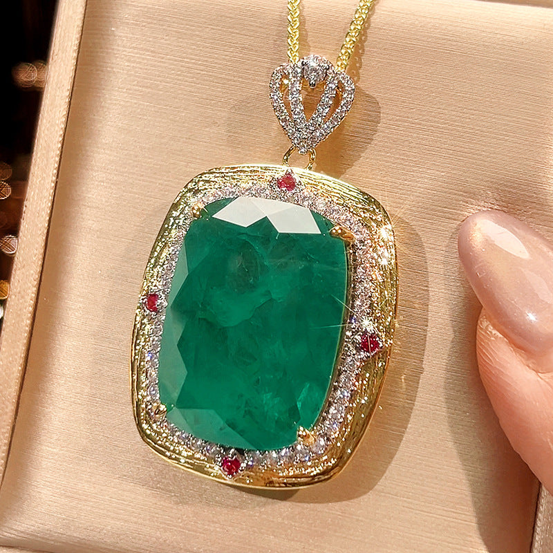 Kissenförmiger Cut Statement Anhänger Necklace Mit Pavé Halo Und Verziertem Goldbail