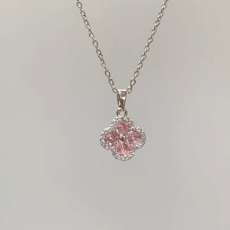 Damen Halskette mit funkelndem Blumenanhänger und eleganter Silberverarbeitung Shop Nory