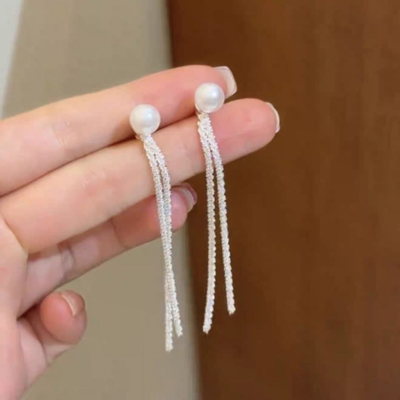 Damen Ohrstecker mit eleganten Perlen und funkelnden Fransen Shop Nory