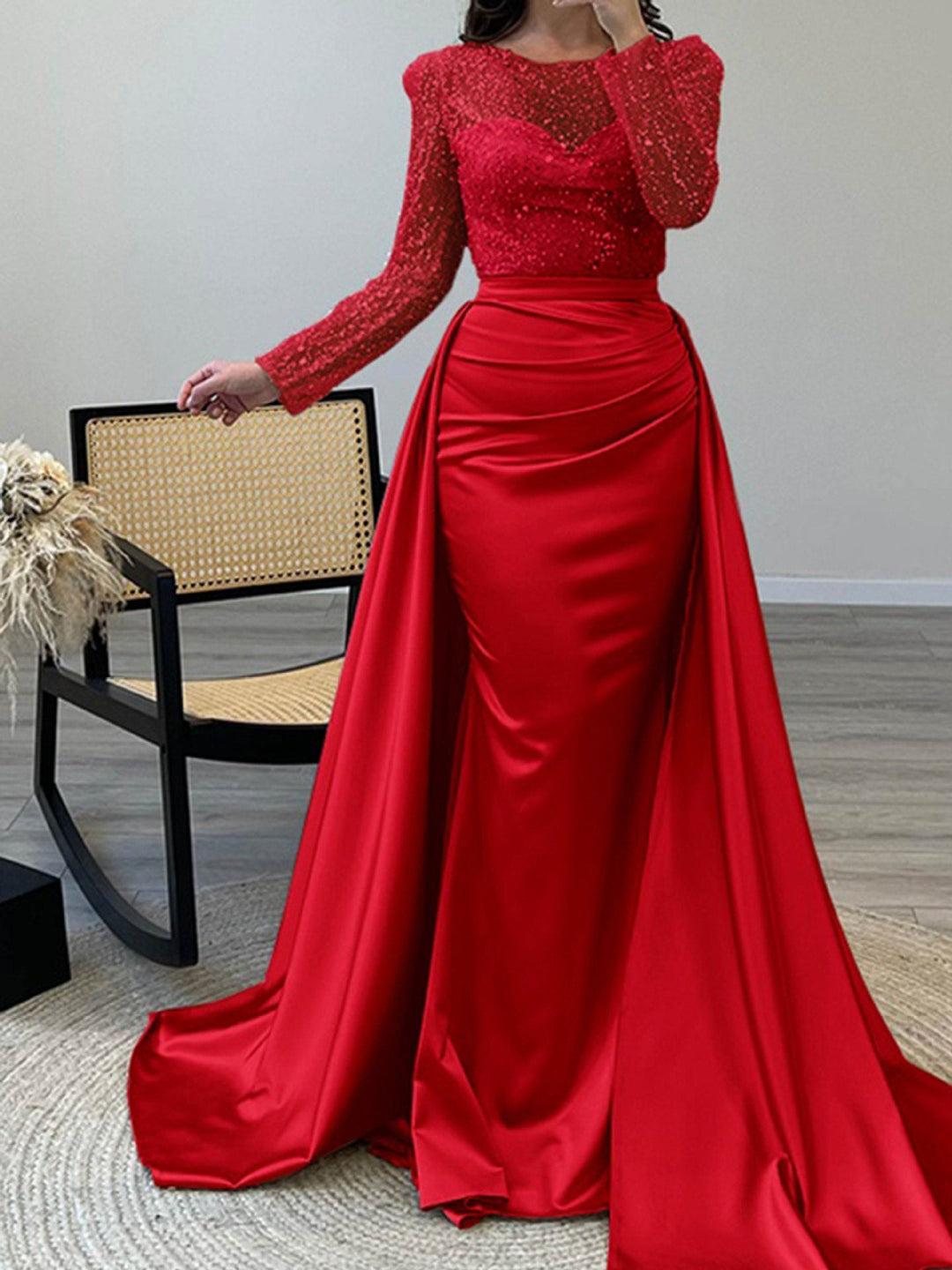 Damen Abendkleid mit funkelndem Paillettenoberteil und elegantem Satinrock