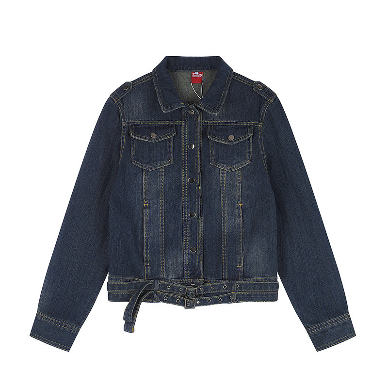 Damen kurze Denimjacke mit Taillengürtel, Druckknopf‑Front und aufgesetzten Brusttaschen Shop Nory