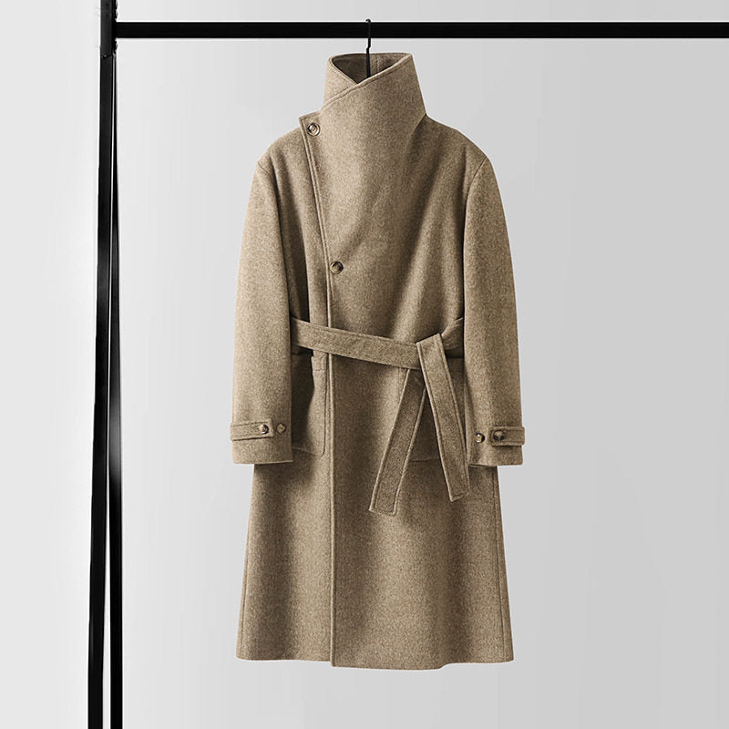 Herren Maxilanger Wollmantel mit hohem Stehkragen, asymmetrischer Knopfleiste und Bindegürtel Shop Nory