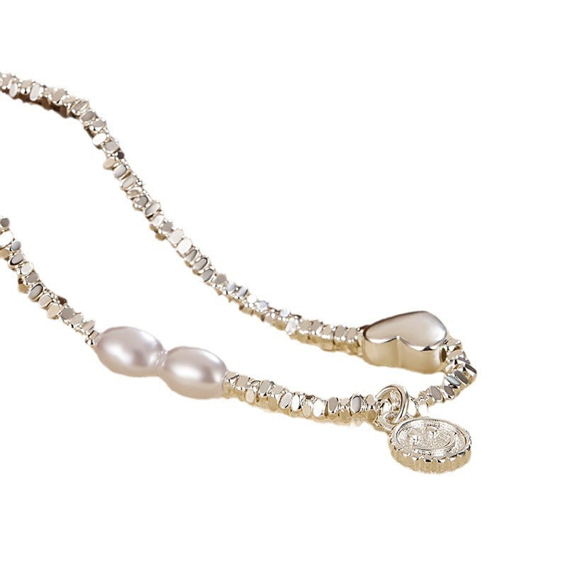 Damen Armband aus edlen Perlen mit herzförmigem Anhänger und funkelndem Element Shop Nory