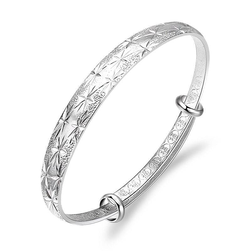 Damenarmband mit kunstvollem Reliefdesign und modernen Akzenten Shop Nory
