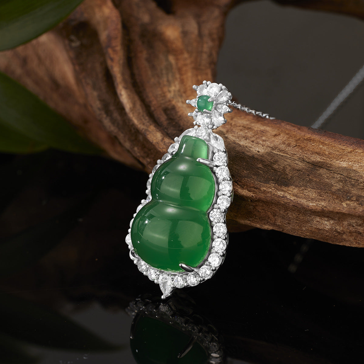 Damen Anhänger mit exotischem Jade-Design und funkelnden Zirkonia Shop Nory