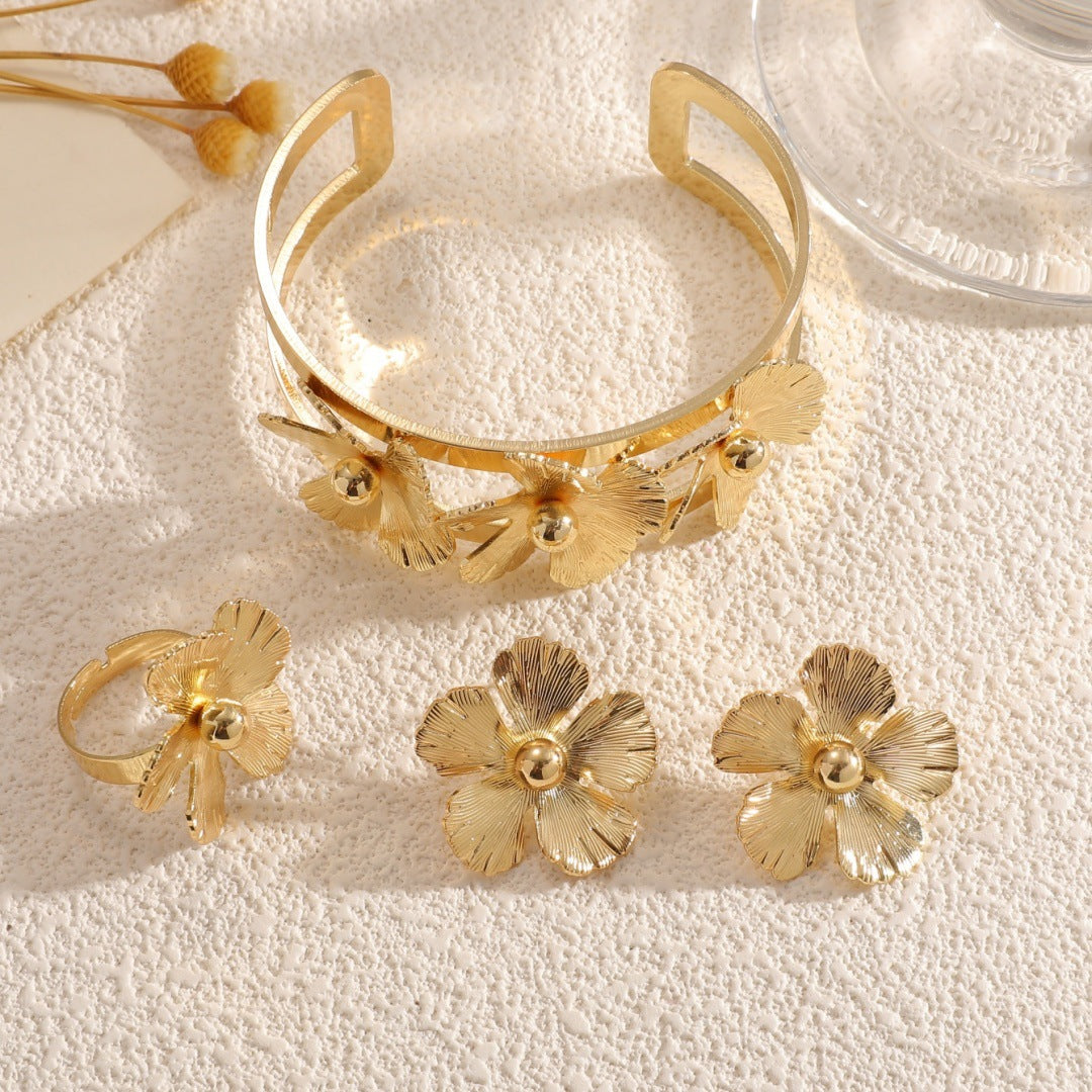 Damen Armschmuck mit floralem Design und hochwertiger Oberflächenverarbeitung Shop Nory