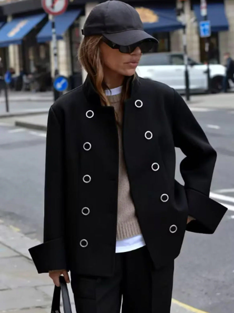 Damen Kurz geschnittene Doppelreihige Jacke mit Stehkragen, Ösen‑Detail und weiten Manschetten Shop Nory